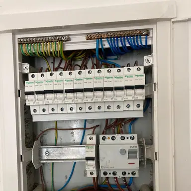 עבודה של ליאו, חשמלאי (2)