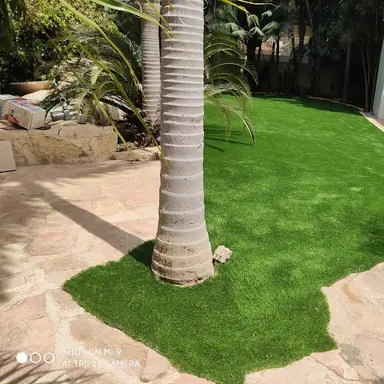 עבודה של בן, מתקין דשא סינטטי (2)