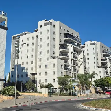 עבודה של יוסי, מתווך (5)