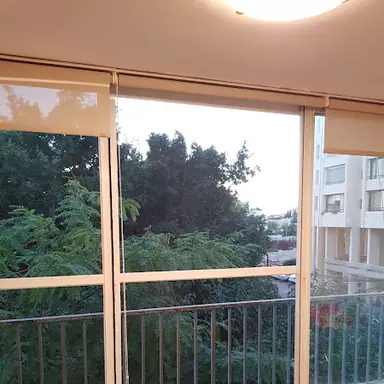 עבודה של שי, מתקין תריסים (4)