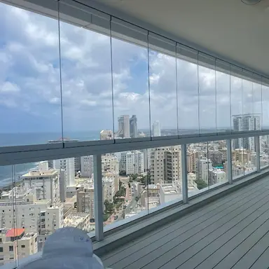 עבודה של אלון, סגירת מרפסת זכוכית (2)