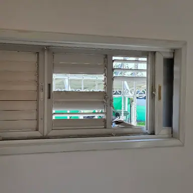 עבודה של משה, מתקין תריסים (2)