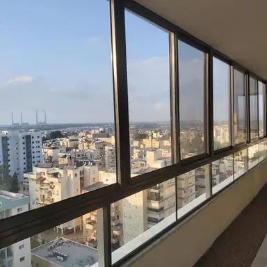 סגירת פרגולה בזכוכית / חלונות, קירוי מרפסת ותוצאה סופית – מעבודות נפתלי, מתקין פרגולות אלומיניום (1)