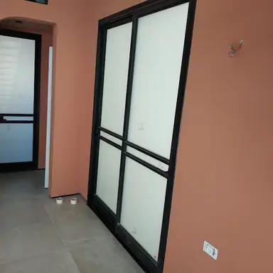 סגירת פרגולה בזכוכית / חלונות ובעבודה / התקנה – מעבודות ארקדי, מתקין פרגולות אלומיניום (3)