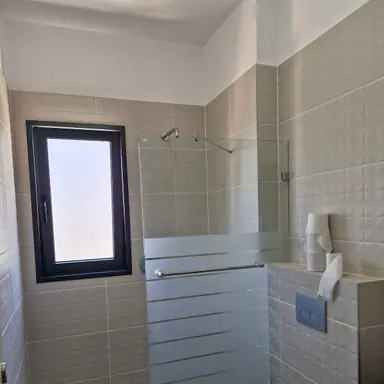 עבודה של בועז, מתקין מקלחונים (13)