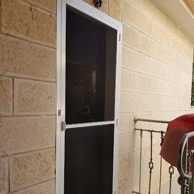עבודה של שי, מתקין תריסים (5)