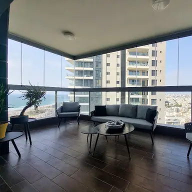 עבודה של ספרטק, סגירת מרפסת זכוכית (1)