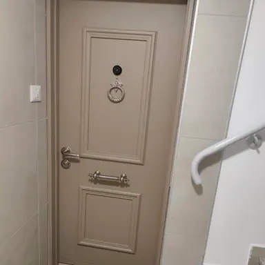 עבודה של גל, מתקין דלתות (12)