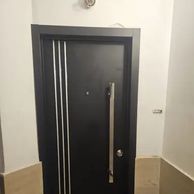 עבודה של גל, מתקין דלתות (13)