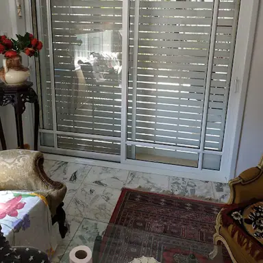 סגירת פרגולה בזכוכית / חלונות ותוצאה סופית – מעבודות ארקדי, מתקין פרגולות אלומיניום (1)