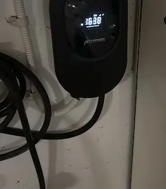 עבודה של נתי, מתקין עמדות טעינה (3)