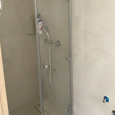 עבודה של רוברט, מתקין מקלחונים (2)