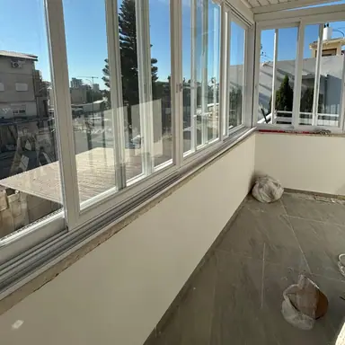 עבודה של שחר, סגירת מרפסת זכוכית (14)