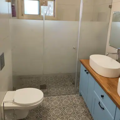 עבודה של יואל, מתקין מקלחונים (14)