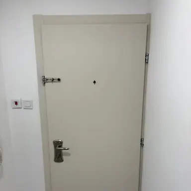 עבודה של גל, מתקין דלתות (5)