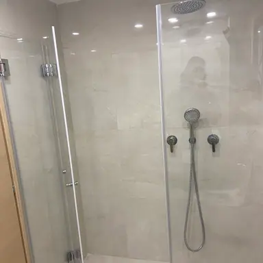 עבודה של רוברט, מתקין מקלחונים (4)