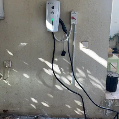 עבודה של צביקה, מתקין עמדות טעינה (2)