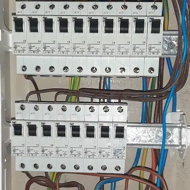 עבודה של נח, מתקין עמדות טעינה (5)