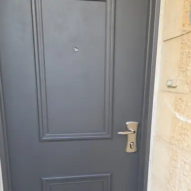 עבודה של גל, מתקין דלתות (14)