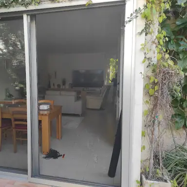 עבודה של אנדריי, מתקין תריסים (1)