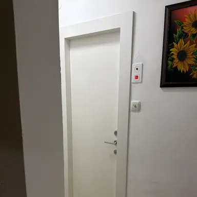 עבודה של אנטון, מתקין דלתות (2)