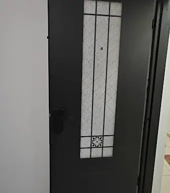 עבודה של אליעזר, מתקין דלתות (2)