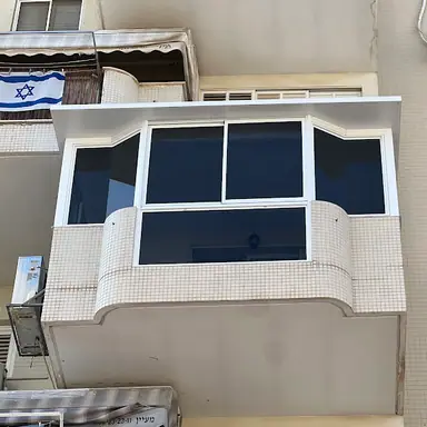 עבודה של דימה, מתקין תריסים (1)