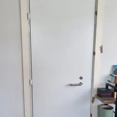 עבודה של גל, מתקין דלתות (8)
