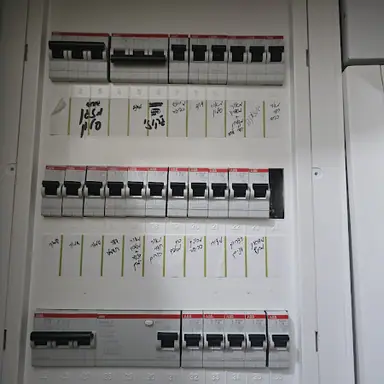 עבודה של עמוס, חשמלאי (3)