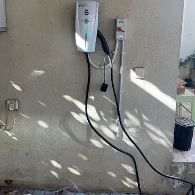 עבודה של צביקה, מתקין עמדות טעינה (4)