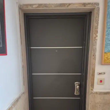 עבודה של גל, מתקין דלתות (11)