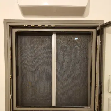 עבודה של איציק, מתקין תריסים (5)
