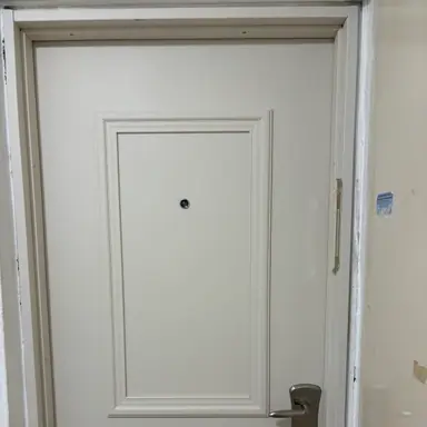 עבודה של גל, מתקין דלתות (17)