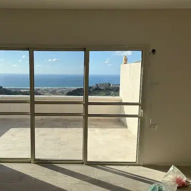 עבודה של שי, מתקין תריסים (4)