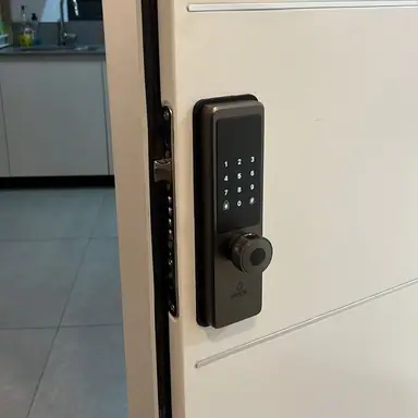עבודה של שחר, מנעולן (11)