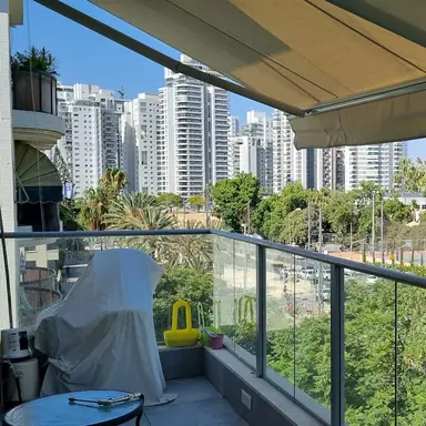עבודה של בן, מתקין סוככים (15)