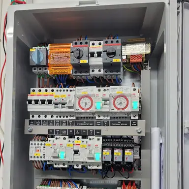 עבודה של אברהם, מתקין עמדות טעינה (1)