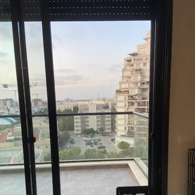 עבודה של אנדריי, מתקין תריסים (2)