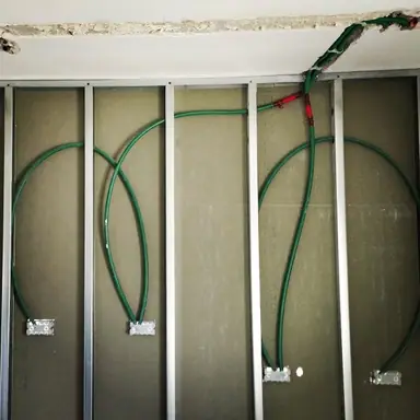 עבודה של נח, מתקין עמדות טעינה (4)