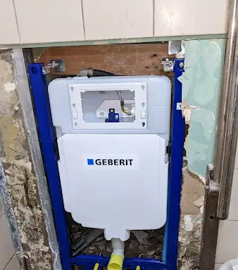 עבודה של משה, אינסטלטור (1)