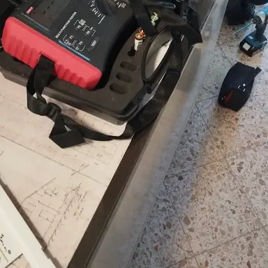 עבודה של נח, מתקין עמדות טעינה (1)