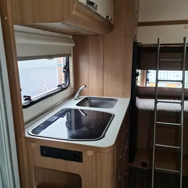 עבודה של מרכז לאופק קרוואנים וקמפינג, בניית קראוון (1)
