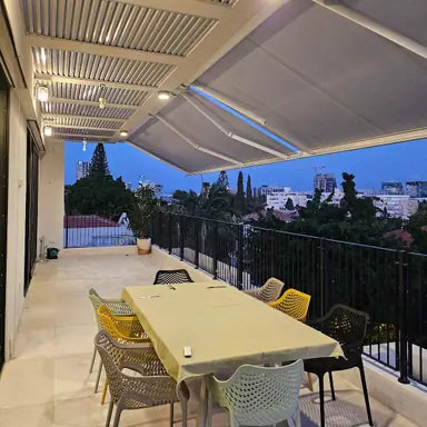 עבודה של בן, מתקין סוככים (7)