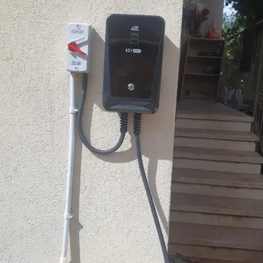 עבודה של צביקה, מתקין עמדות טעינה (3)