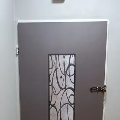 עבודה של אליעזר, מתקין דלתות (3)