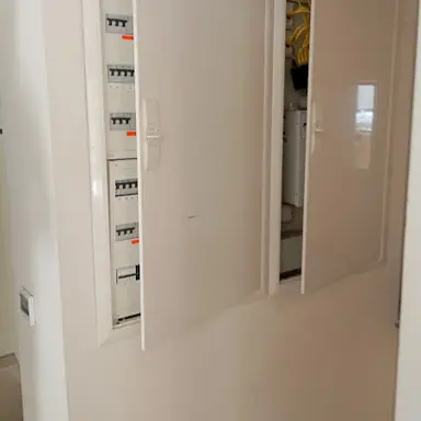עבודה של שגיב, חשמלאי (2)