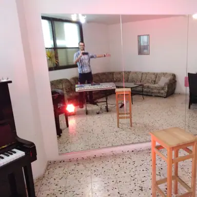 עבודה של רוברט, מתקין מקלחונים (9)