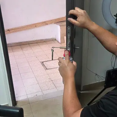 עבודה של שמעון, מנעולן (5)