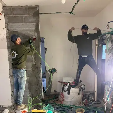 עבודה של שגיא, מתקין עמדות טעינה (3)