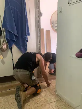 עבודה של מיכאל, מתקין פרקטים (6)